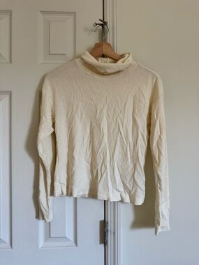 ⚪️UNIQLO CREAM WHITE COMFY TURTLE NECK⚪️